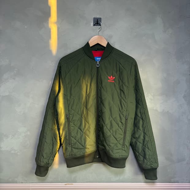 아디다스 슈퍼스타 퀄팅 경량패딩 카키