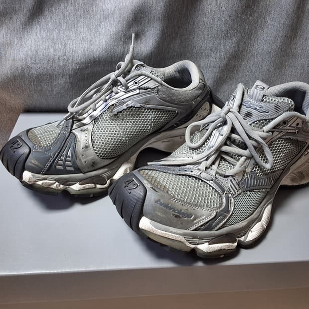 발렌시아가 스테이플러 스니커즈 42