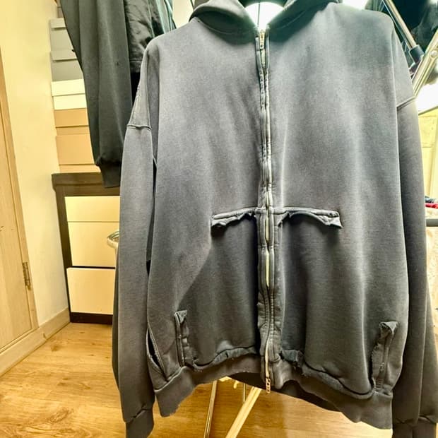 발렌시아가 테이프 타입 후드 집업 페이드 블랙 팝니다