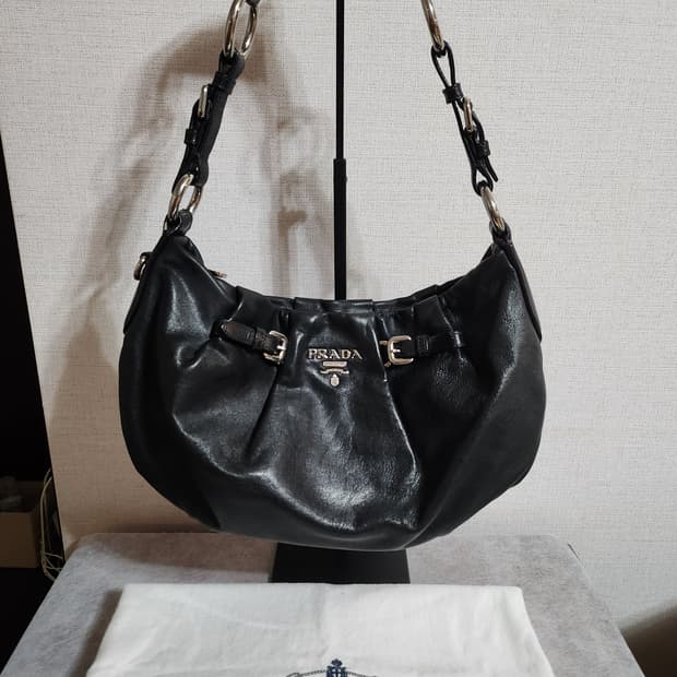 프라다 레더 카프스킨 은장 호보 숄더백 BR3795
