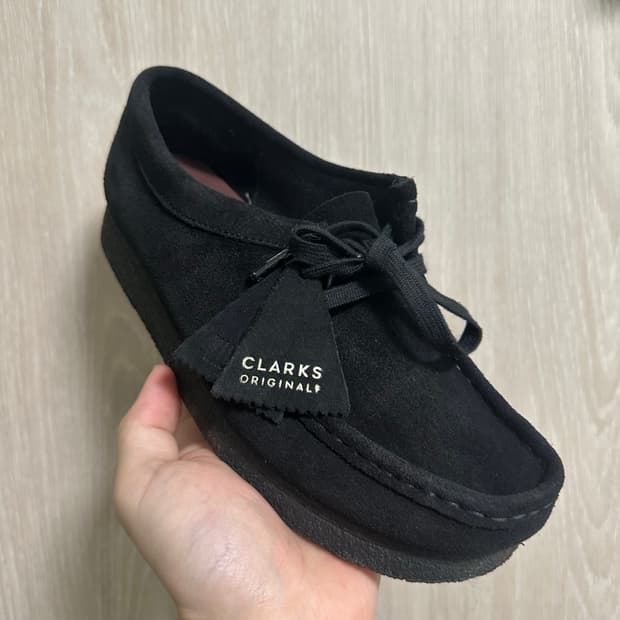 230) 클락스 왈라비 블랙 스웨이드