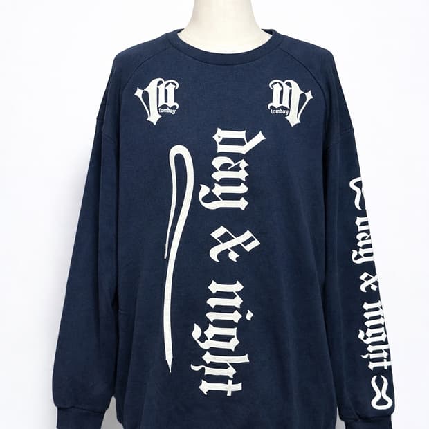 스튜디오 톰보이 오버핏 그래픽 맨투맨 네이비