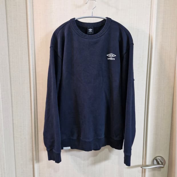 엄브로 에쎈셜 스몰로고 맨투맨 블랙 M