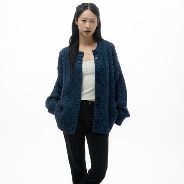 포니즈 FOG CABLE KNIT CARDIGAN (DENIM)