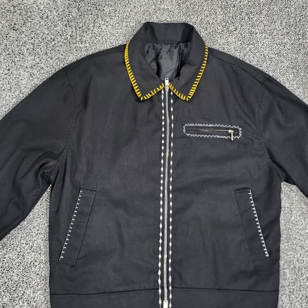 유니크 컬러 스티치 디테일 블랙 집업 자켓