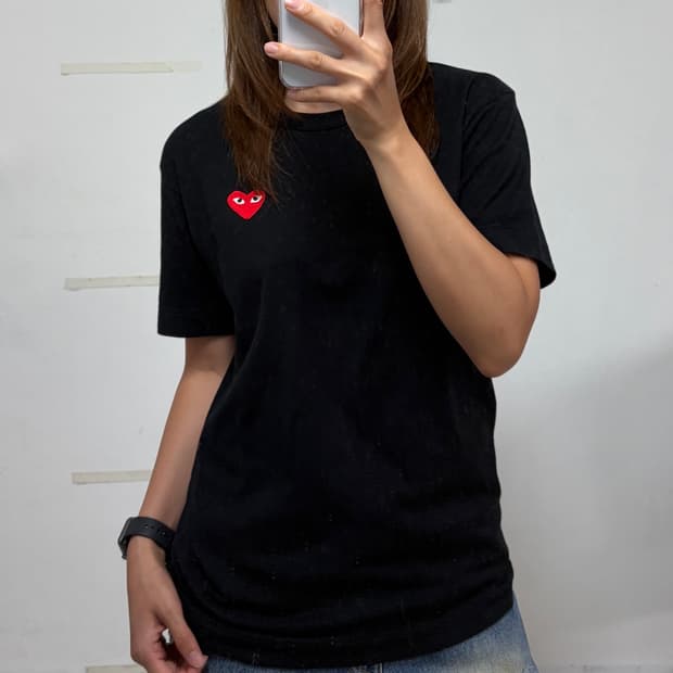 꼼데가르송 레드 하트와펜 반팔 티셔츠 블랙