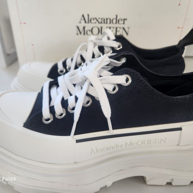알렉산더 맥퀸 트레드 슬릭 스니커즈 블랙 판매합니다