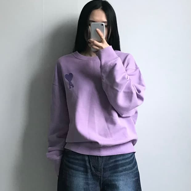 아미 자수로고 라벤더 스웻 맨투맨