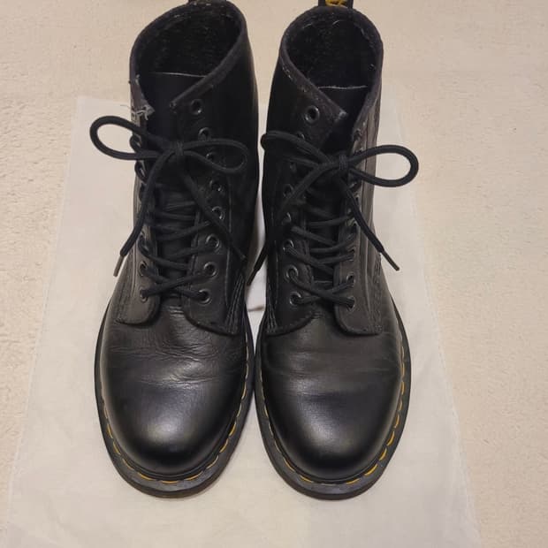닥터마틴 11821 8홀 부츠 250