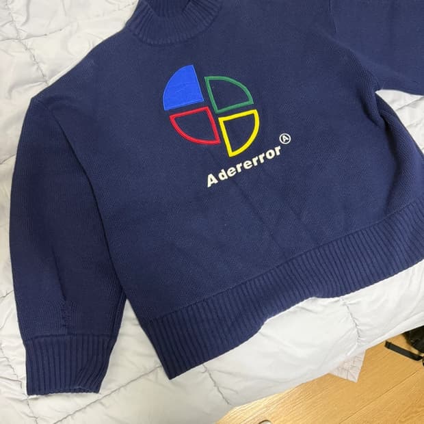 아더에러 슬라이스 니트 네이비