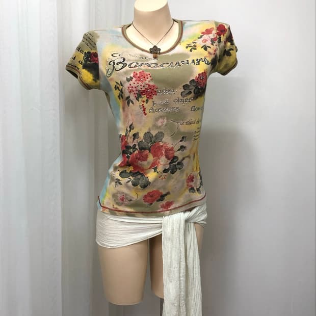 antique floral print cubic lettering tee
