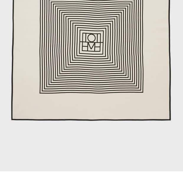 토템 센터드 모노그램 실크 스카프