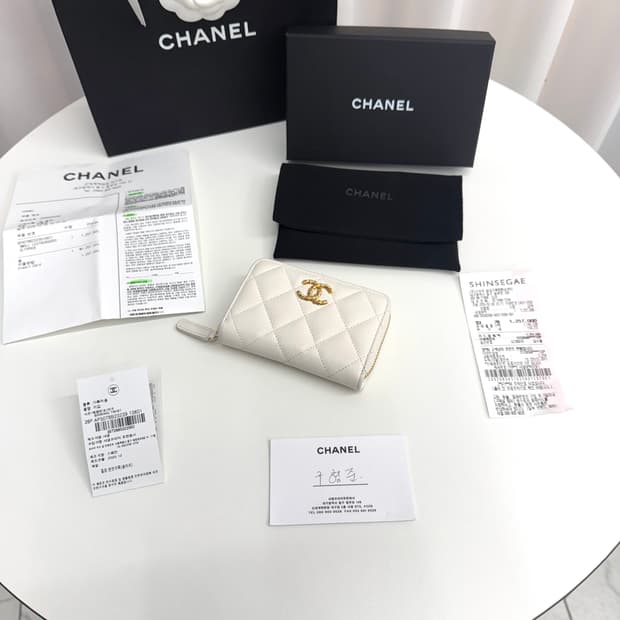[26년/ 백화점] 샤넬 클래식 CC 로고 캐비어 지퍼돌이 지갑 화이트