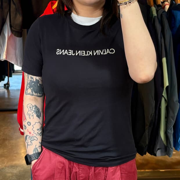 캘빈클라인 진스 블랙 스몰로고 반팔