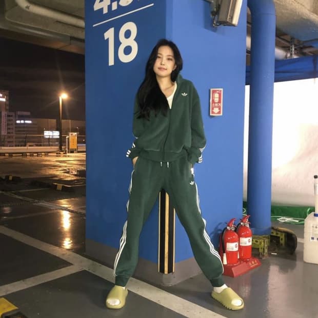 손나은착용 아디다스 부클팬츠 