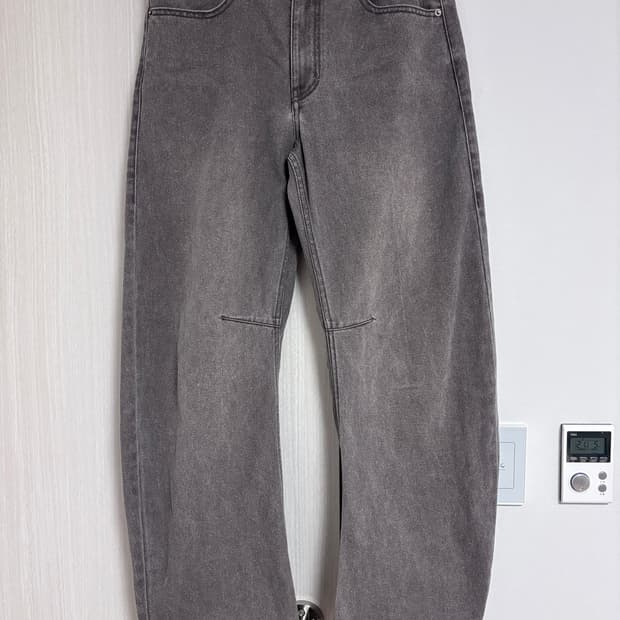 M 쿠어 엠보 워시드 딥 커브드 데님 팬츠 (워시드브라운)