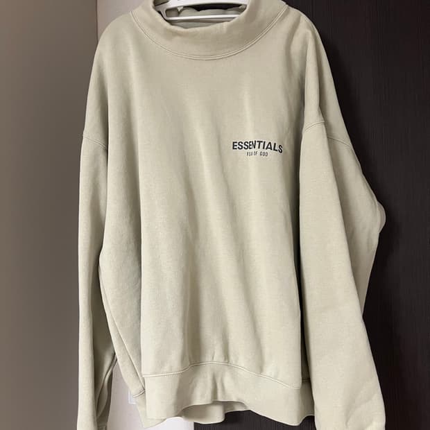 에센셜 모크넥 맨투맨