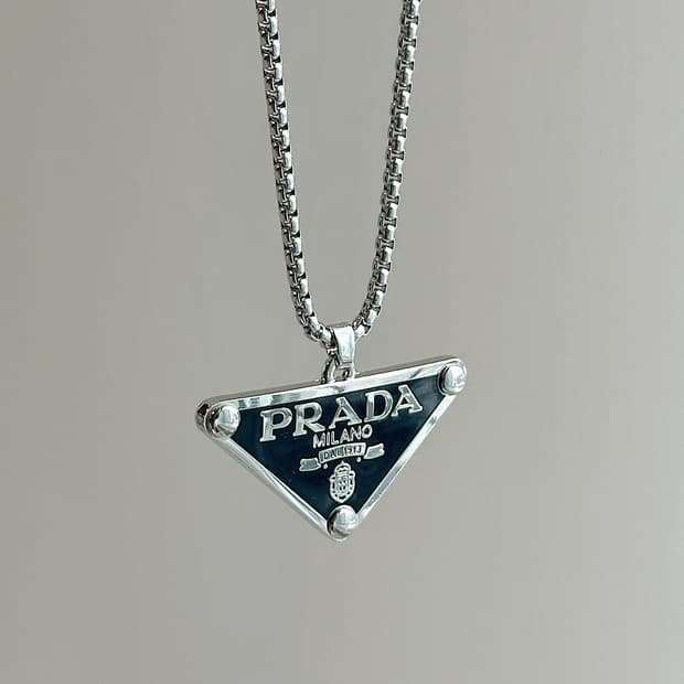 프라다 삼각로고 남성 목걸이