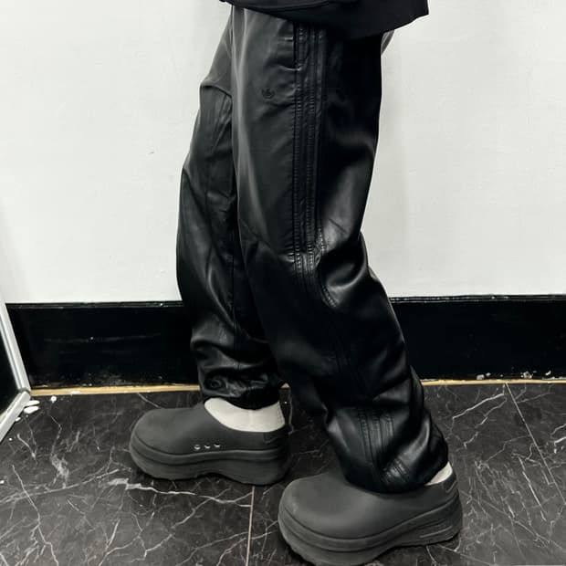 아디다스 블랙 삼선 조거 레더 트랙 팬츠