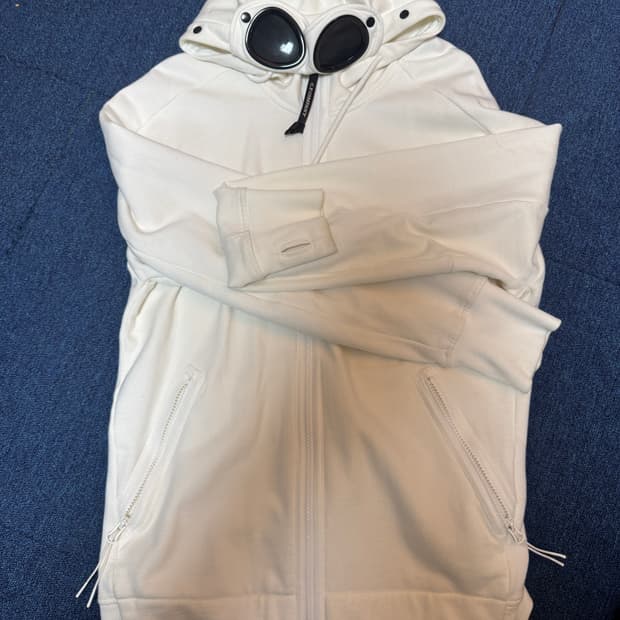 C.P. 컴퍼니 다이애그널 레이즈드 플리스 고글 후드