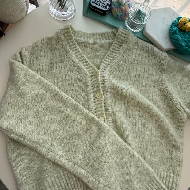 연두빛 브이넥 니트 가디건