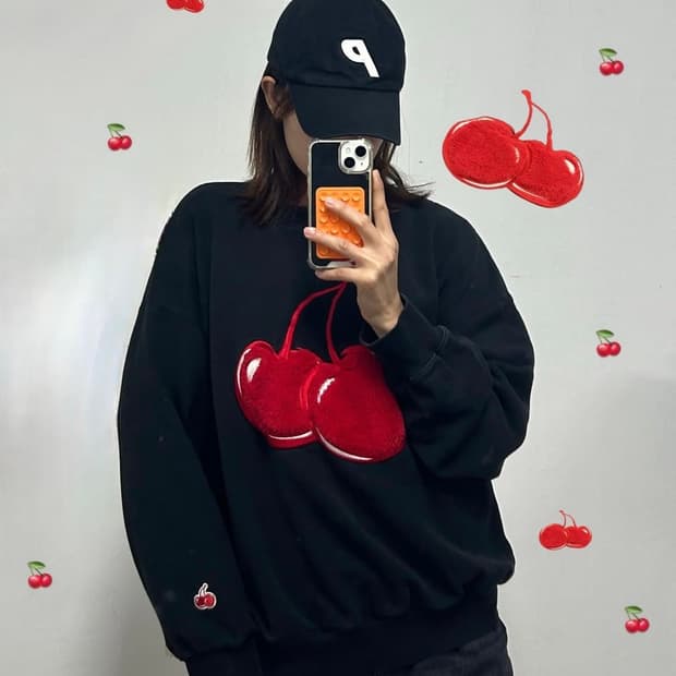 키르시 털복숭이 체리 블랙 맨투맨