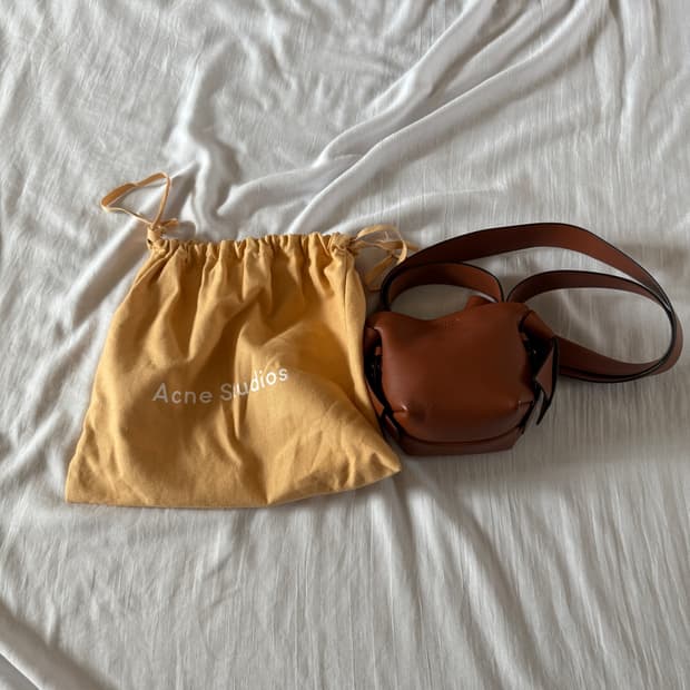 아크네 무스비 미니백 