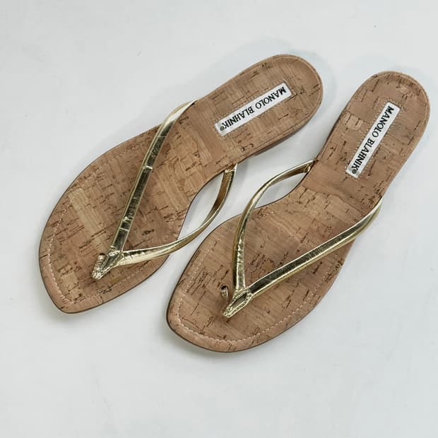 마놀로 블라닉 메탈릭 플립 플랍