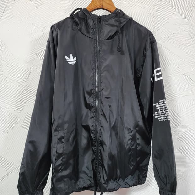 Yeezus Tour  공식 굿즈 바람막이 자켓
