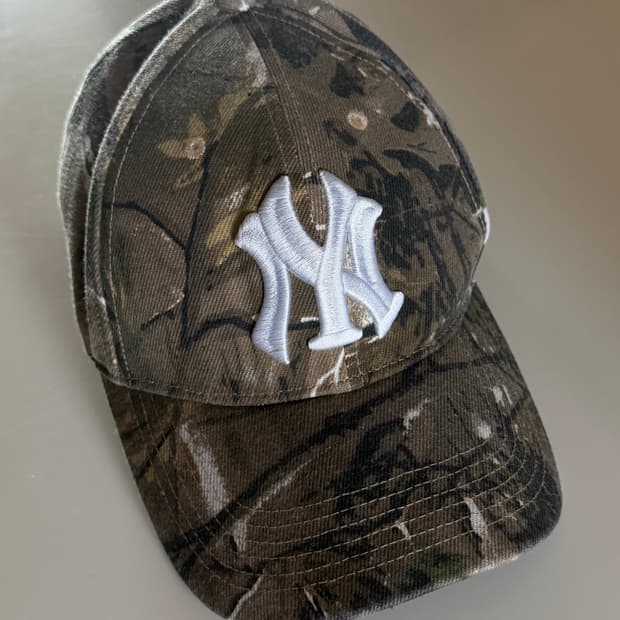 Praying 프레잉 뉴욕 리얼트리 카모 캡모자
