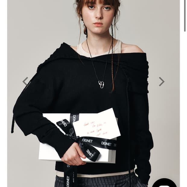 다이닛 허그미 오프숄더 니트