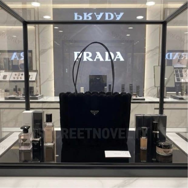 프라다뷰티 퍼 숄더백 블랙 VIP 기프트백