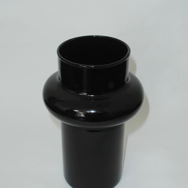 Black vase 