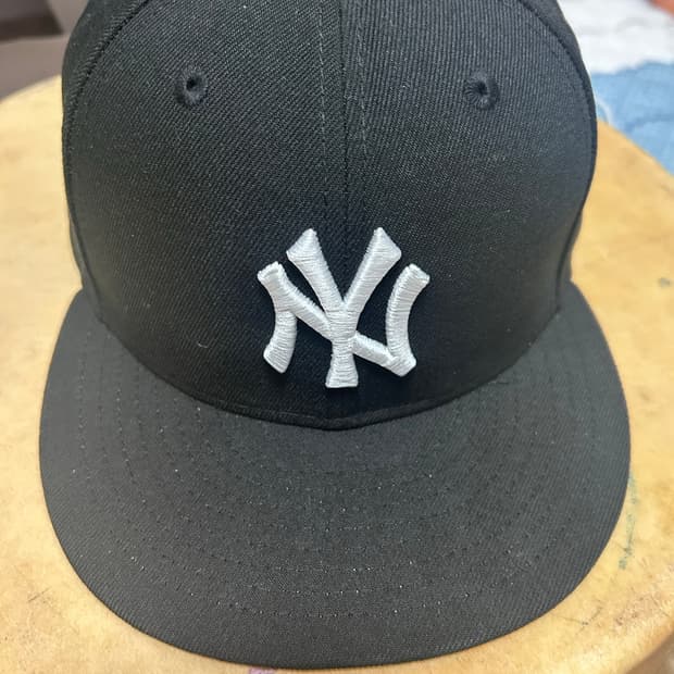 뉴에라 MLB 뉴욕 양키스 베이직 피티드캡 블랙/화이트 758