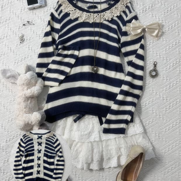 백 아일렛 스트라이프 패턴 니트