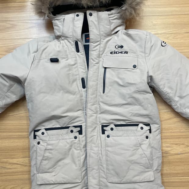 아이더 베이지색 패딩 XL 사이즈입니다. 
후드에 털이 달려있어 따뜻해보