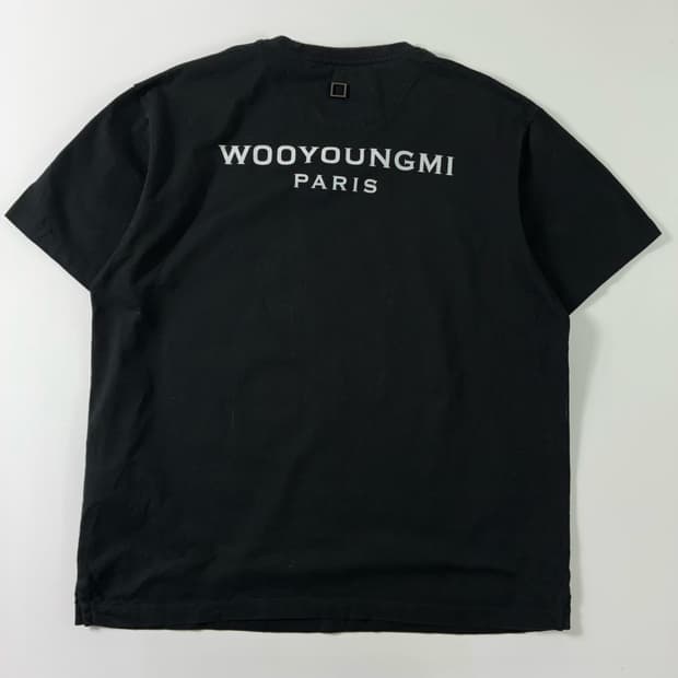 Wooyoungmi 우영미 백로고 블랙 반팔티셔츠