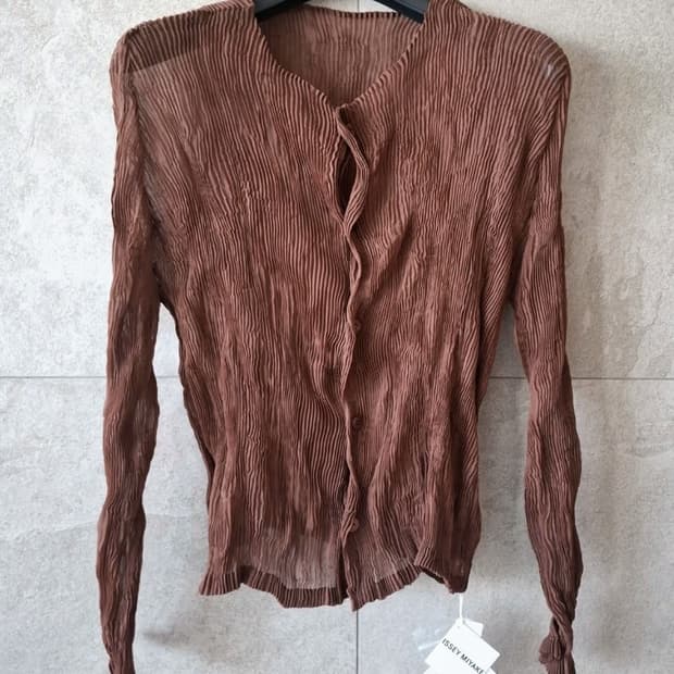 새상품.이세이미야케 쉬폰트위스트 24년 단추가디건  플리츠플리즈