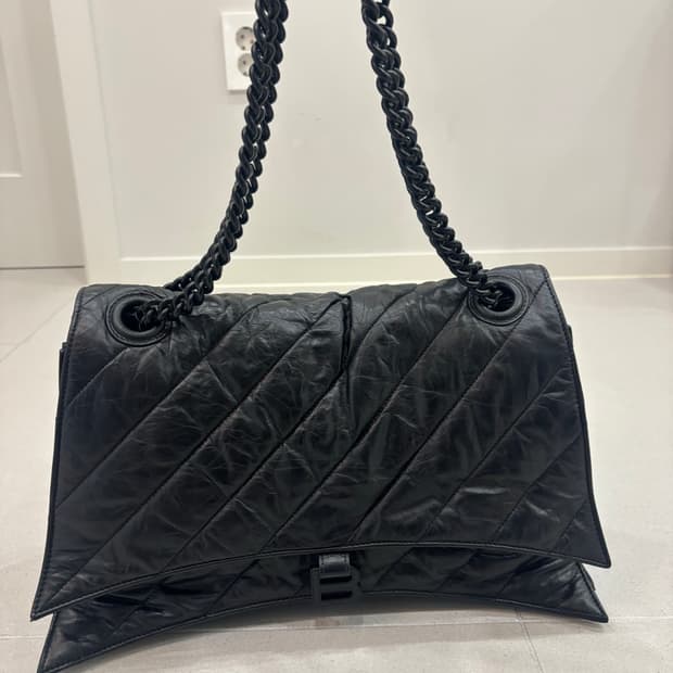 발렌시아가  미디엄 체인 백 퀄티드 블랙