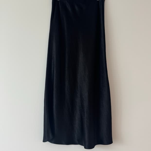 새상품/택있음) 얼바닉 새틴 스커트 블랙 urbanic30 치마