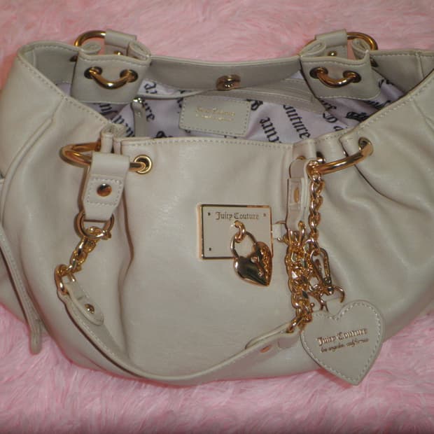 쥬시 꾸뛰르 하트 열쇠 챰 베이지 레더 숄더백