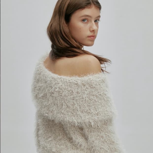 애프터아워즈 소프트 헤어리 원숄더 니트