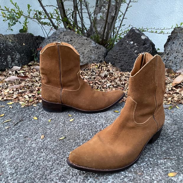 (8) the letters 웨스턴 부츠