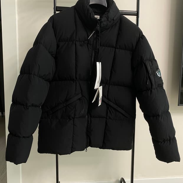 cp컴퍼니 24fw 블랙 패딩 M