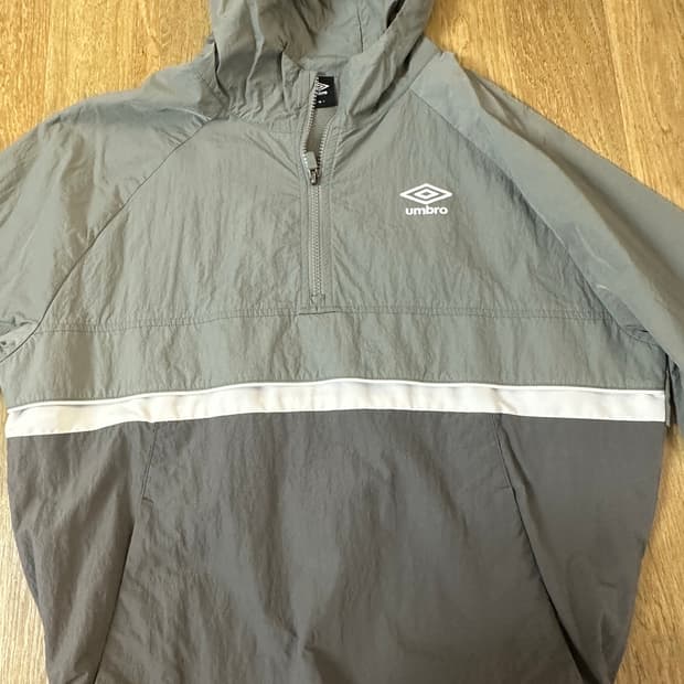 엄브로 바람막이