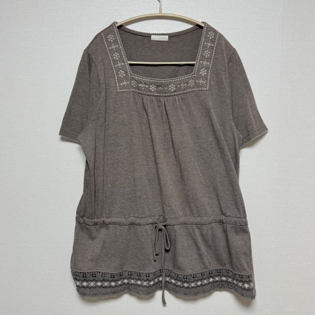 코코아색 노르딕 자수 스퀘어넥 블라우스 모리걸스즈코