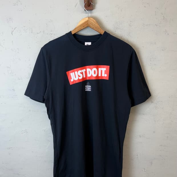 나이키 도버스트릿마켓 블랙 반팔티