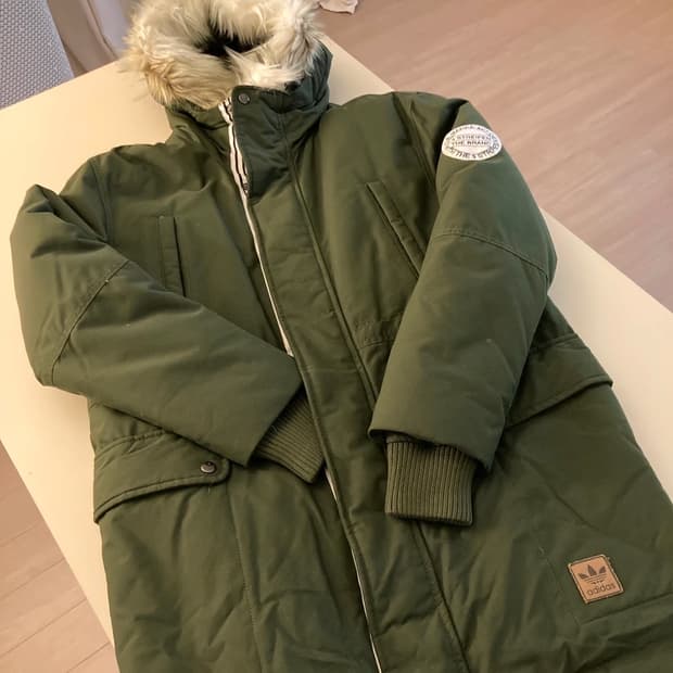 아디다스 올리브카키 다운 파카