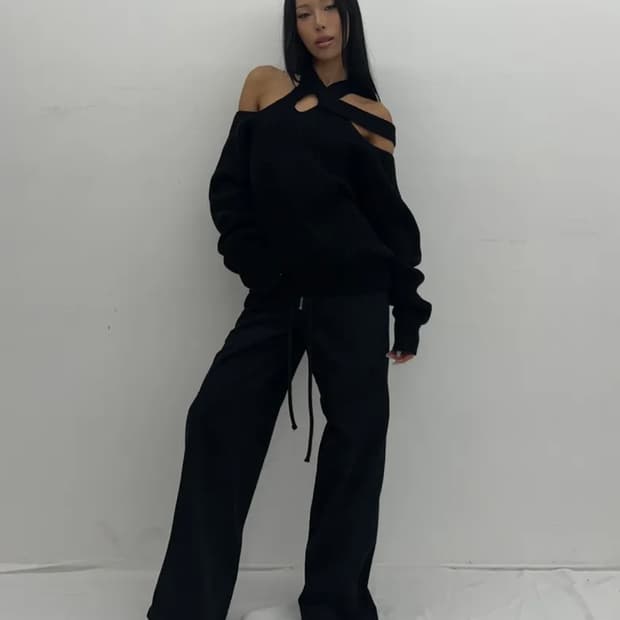 나체 홀터 스트랩 니트 블랙