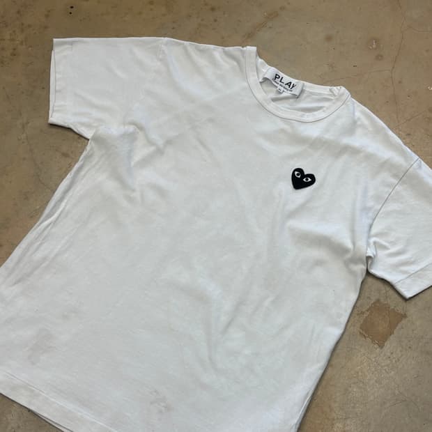 XL 꼼데가르송 블랙 하트 와펜 화이트 반팔티